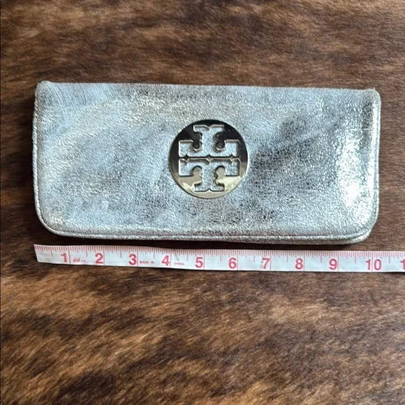 Tory Burch Silver Clutch with Iconic Logo - Picture 4 of 7